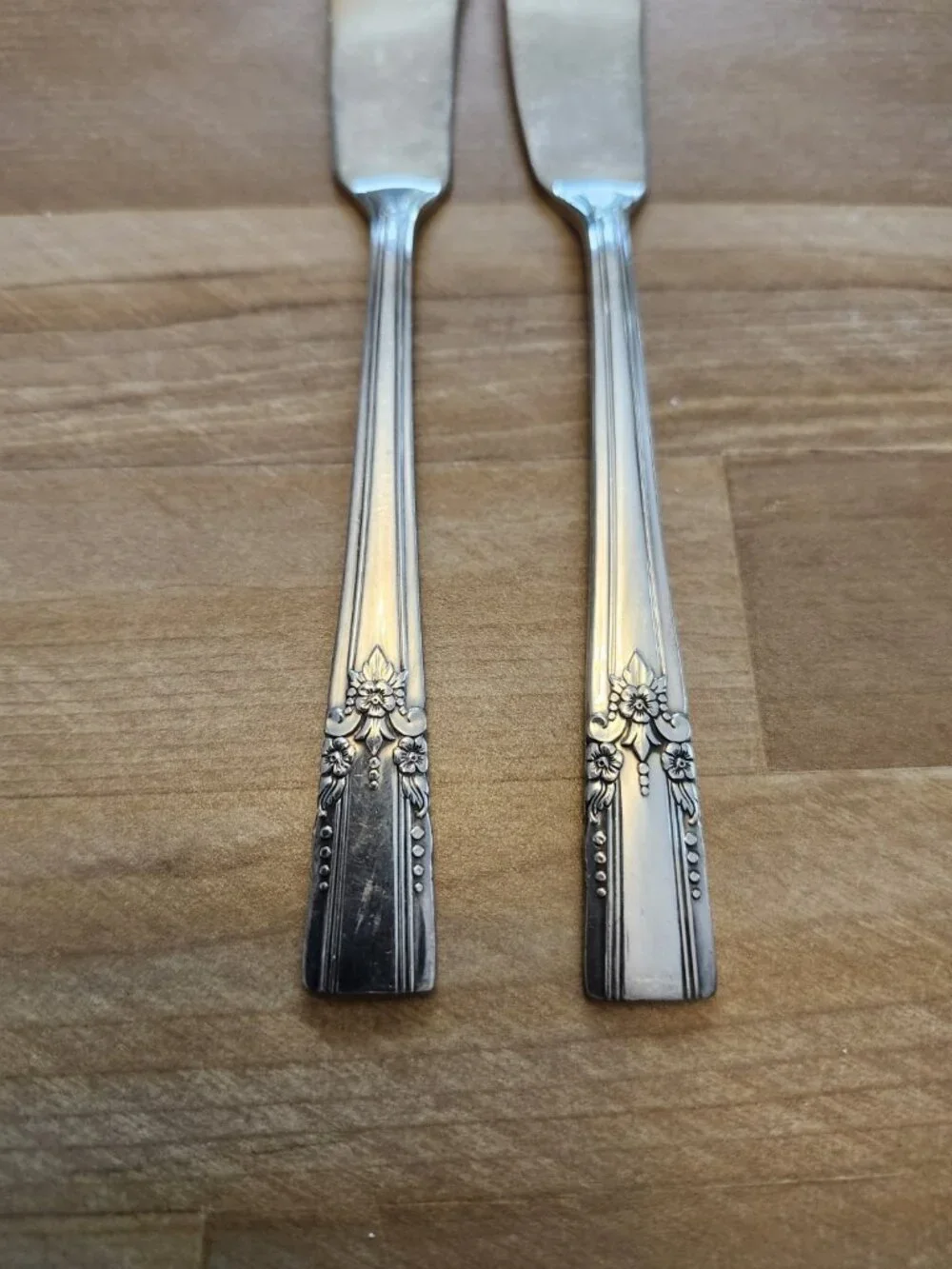 W.M.A. Rogers Oneida Ltd Silverplate Butter Spreader Knives Artistic WMA Knife